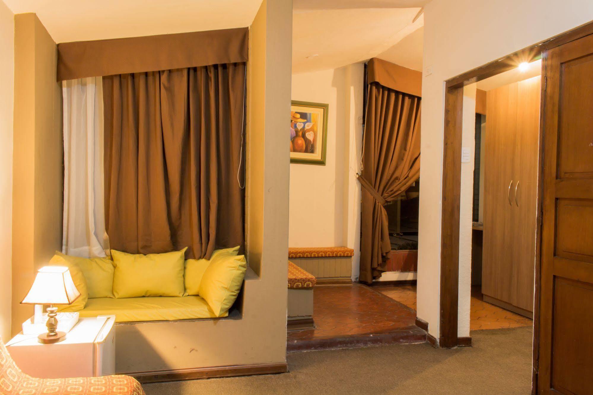 Hotel Country Trujillo Exterior photo